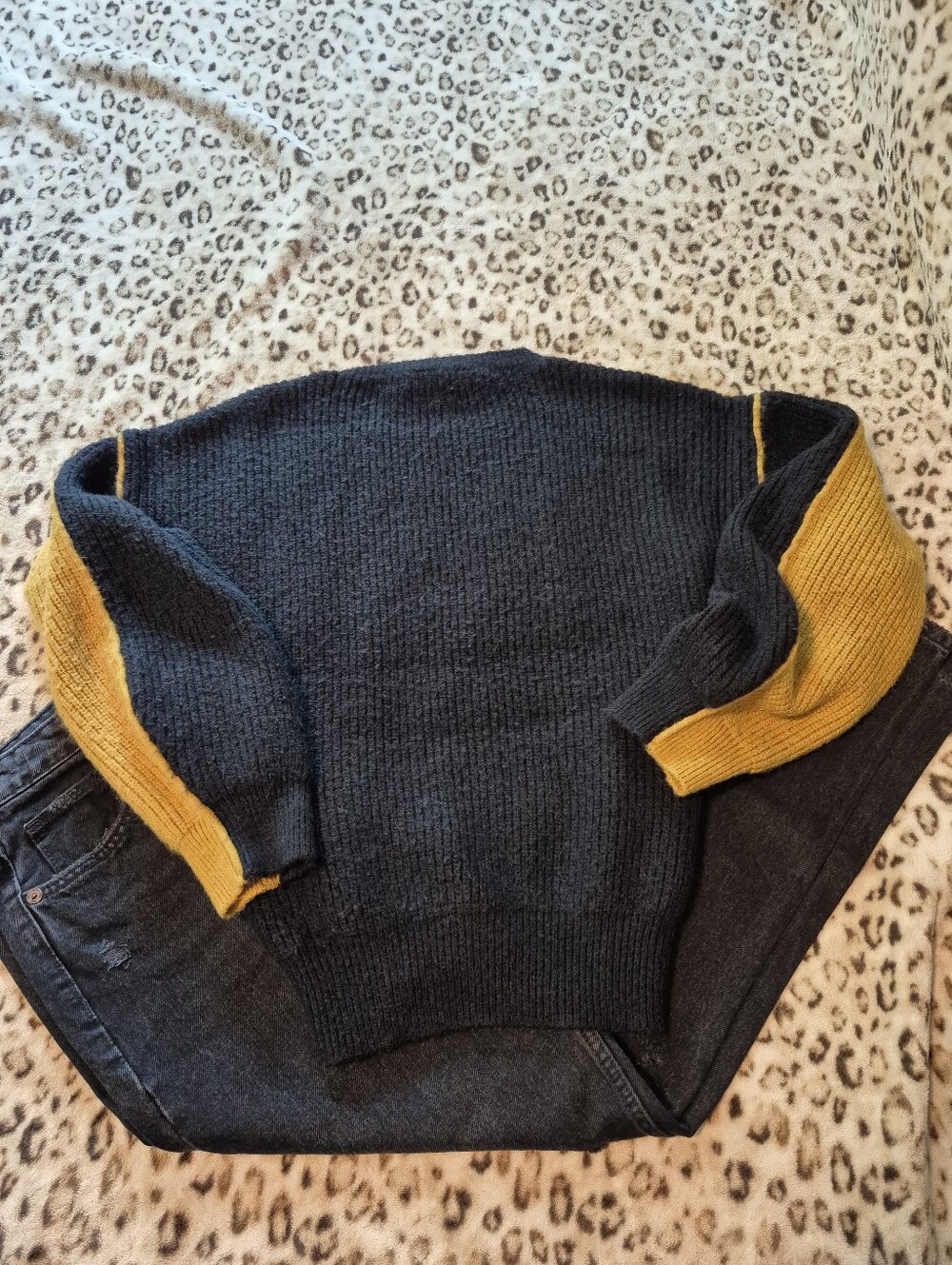 Colorblock Knit Sweater - Picture 3 of 6